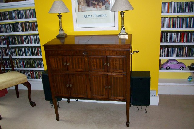 101_4342_00 gramophone